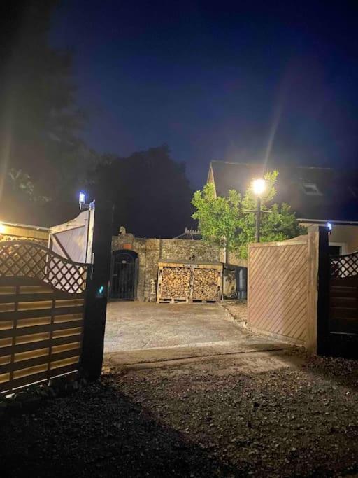 Beautiful Renovated Former Coach House Лланділо Екстер'єр фото