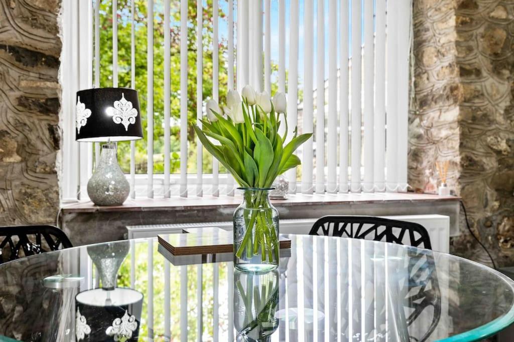 Beautiful Renovated Former Coach House Лланділо Екстер'єр фото