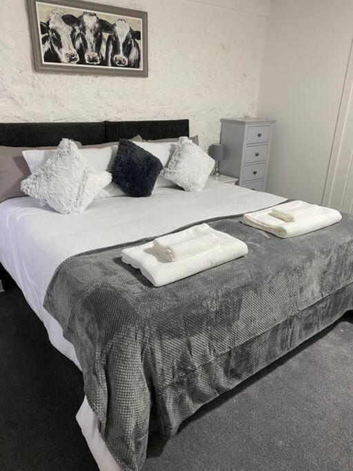 Beautiful Renovated Former Coach House Лланділо Екстер'єр фото