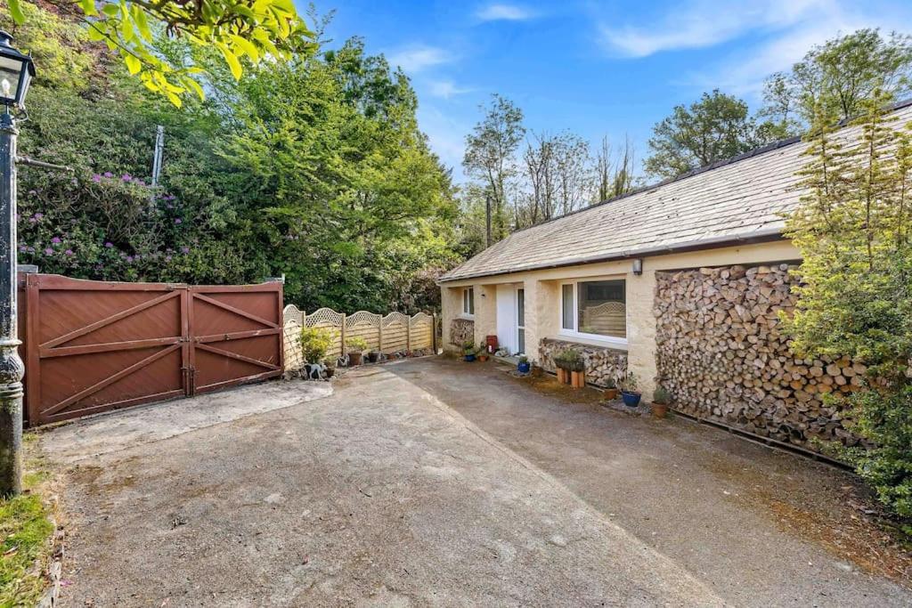 Beautiful Renovated Former Coach House Лланділо Екстер'єр фото