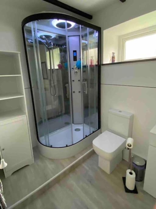 Beautiful Renovated Former Coach House Лланділо Екстер'єр фото