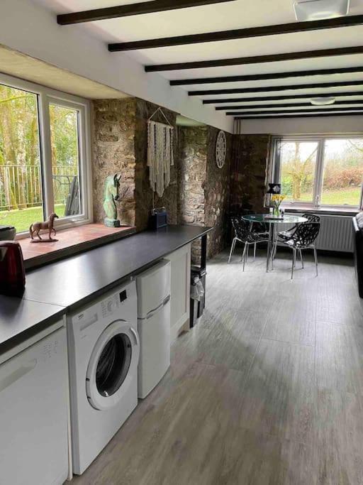 Beautiful Renovated Former Coach House Лланділо Екстер'єр фото