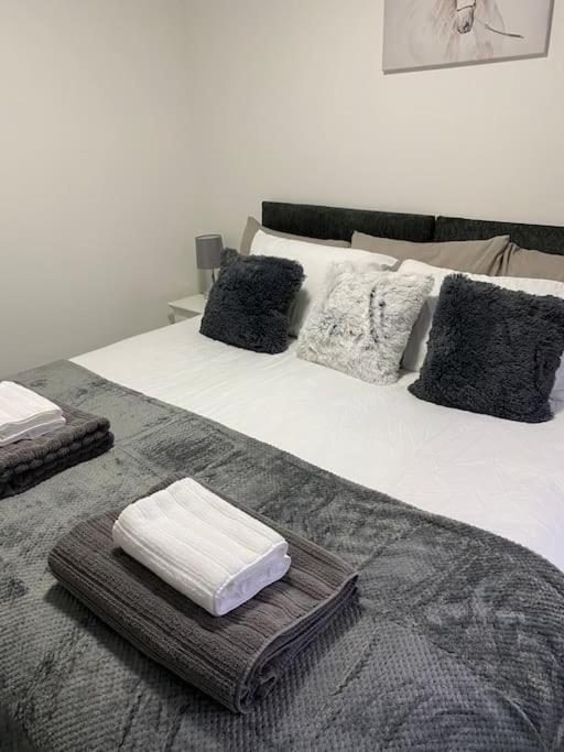 Beautiful Renovated Former Coach House Лланділо Екстер'єр фото