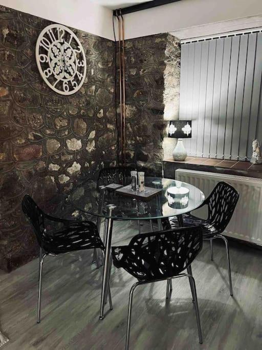 Beautiful Renovated Former Coach House Лланділо Екстер'єр фото